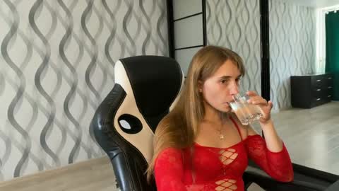 Snapshot of litle_girl05 chatting on July 3, 2026, 8:21 am LUNA online show from July 3, 2026, 8:21 am