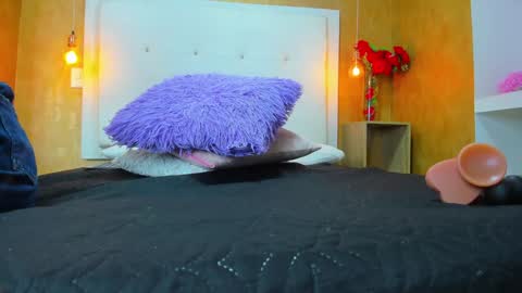 Snapshot of little_jenni chatting on December 24, 2024, 12:44 pm online show from December 24, 2024, 12:44 pm