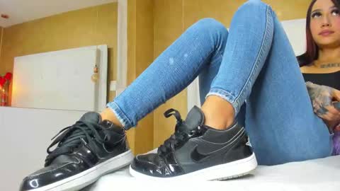 Snapshot of little_jenni chatting on September 22, 2025, 1:35 pm online show from September 22, 2025, 1:35 pm