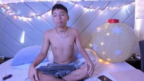 little_kris1 online show from November 24, 2025, 12:27 pm