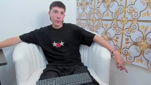 Snapshot of littledanny_ chatting on November 25, 2025, 7:03 pm DANNY online show from November 25, 2025, 7:03 pm