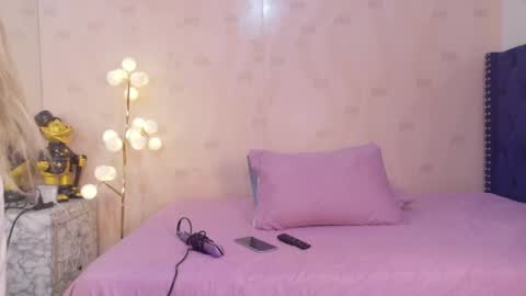 Snapshot of littleebonymommy chatting on April 22, 2026, 2:36 am Tania online show from April 22, 2026, 2:36 am