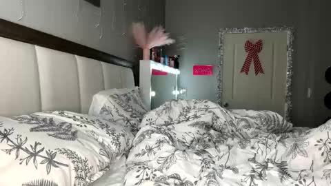 Snapshot of littleemommaa23 chatting on January 28, 2025, 6:05 am LittleMomma online show from January 28, 2025, 6:05 am