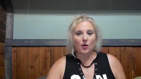 lisanixs online show from September 14, 2025, 9:58 pm
