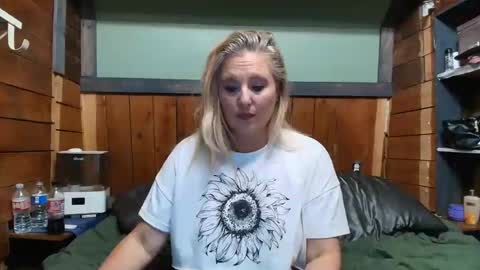 lisanixs online show from April 15, 2026, 6:59 pm