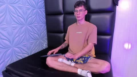 MAX online show from October 2, 2025, 12:01 pm