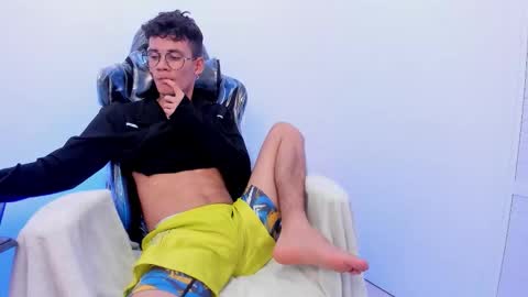 MAX online show from November 5, 2025, 7:03 pm