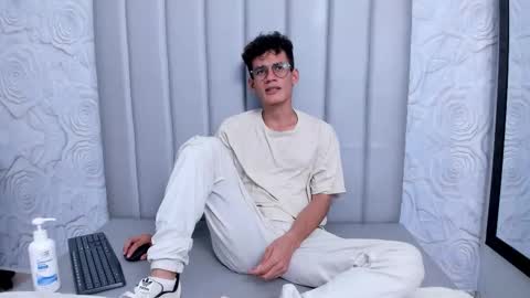 MAX online show from November 19, 2025, 8:53 pm