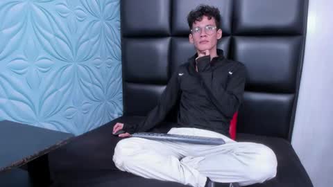 MAX online show from November 30, 2025, 12:53 pm