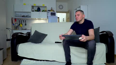 Little Tifany online show from November 13, 2025, 12:04 pm