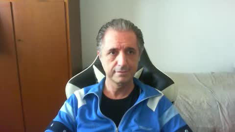 liuk53 online show from May 2, 2026, 12:10 pm