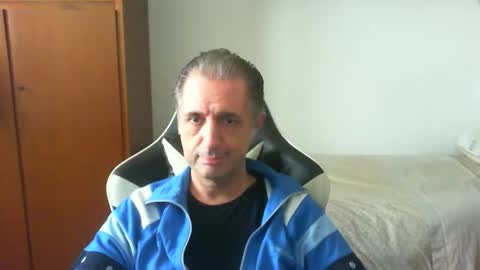 liuk53 online show from May 3, 2026, 1:06 pm