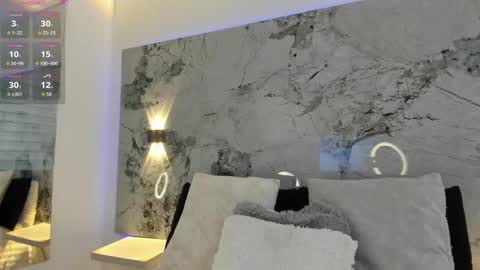 Liz  online show from November 12, 2025, 11:54 am