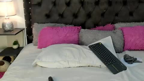 Snapshot of lizathomson_ chatting on February 19, 2025, 6:43 pm liza online show from February 19, 2025, 6:43 pm