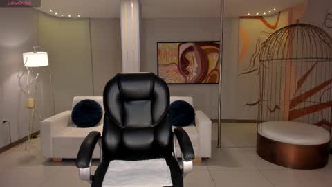 Lizzi  online show from November 25, 2025, 8:53 pm