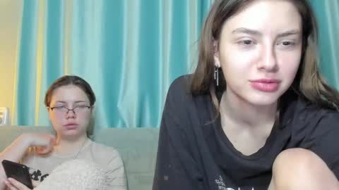 lizzi_muur online show from December 24, 2024, 5:44 pm