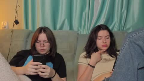 lizzi_muur online show from January 28, 2025, 4:41 pm