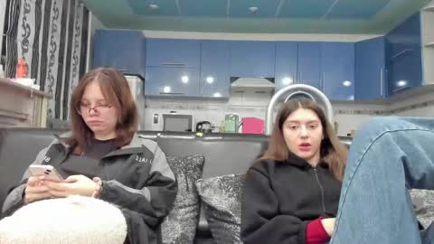 lizzi_muur online show from February 18, 2025, 3:32 pm