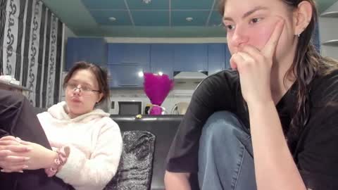 lizzi_muur online show from February 28, 2025, 3:59 pm