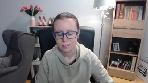 Snapshot of lizzy_sparkle chatting on November 18, 2025, 5:23 am Lizzy online show from November 18, 2025, 5:23 am