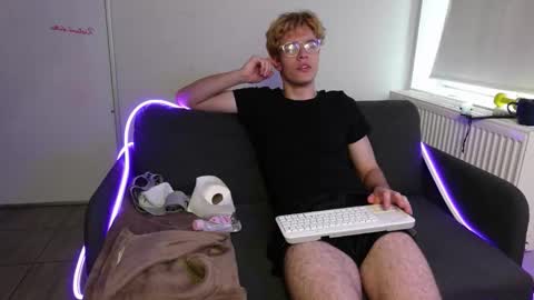 LOGAN FRASER online show from October 15, 2025, 1:44 pm