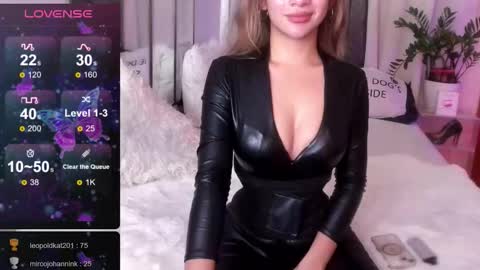 Snapshot of loisewilliams chatting on October 1, 2025, 5:19 pm Mistress L online show from October 1, 2025, 5:19 pm