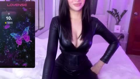 Snapshot of loisewilliams chatting on December 23, 2025, 10:46 am Mistress L online show from December 23, 2025, 10:46 am