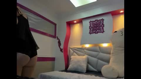 Lola  online show from November 22, 2025, 7:57 pm