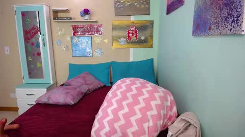 Lola online show from December 3, 2024, 7:22 pm