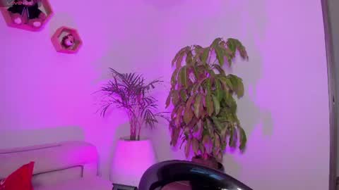Lola online show from July 6, 2026, 10:34 pm