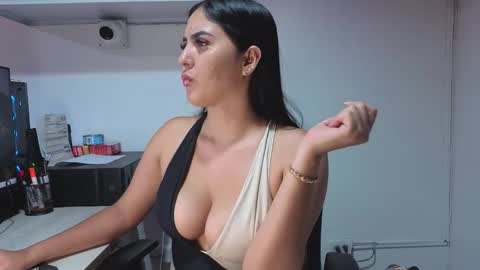 lolalola_12 online show from January 12, 2026, 12:05 am