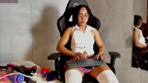 lolareyes1 online show from February 18, 2026, 11:44 pm