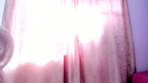 Snapshot of lolasweett_ chatting on November 22, 2025, 1:43 pm lolasweett_ online show from November 22, 2025, 1:43 pm