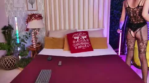 Lola online show from December 17, 2025, 7:42 pm