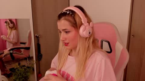 Snapshot of lolly_js_ chatting on February 25, 2025, 3:42 am Lolly  online show from February 25, 2025, 3:42 am