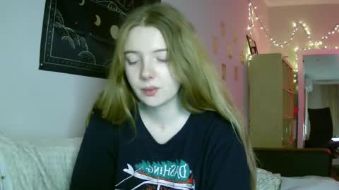 Snapshot of lollylol11 chatting on December 25, 2024, 5:05 pm Lilly online show from December 25, 2024, 5:05 pm