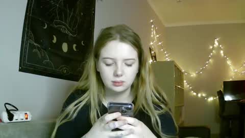 Snapshot of lollylol11 chatting on January 16, 2025, 9:30 pm Lilly online show from January 16, 2025, 9:30 pm