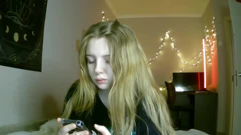 Snapshot of lollylol11 chatting on January 18, 2025, 12:57 am Lilly online show from January 18, 2025, 12:57 am