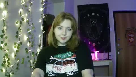 Snapshot of lollylol11 chatting on February 19, 2025, 4:00 pm Lilly online show from February 19, 2025, 4:00 pm