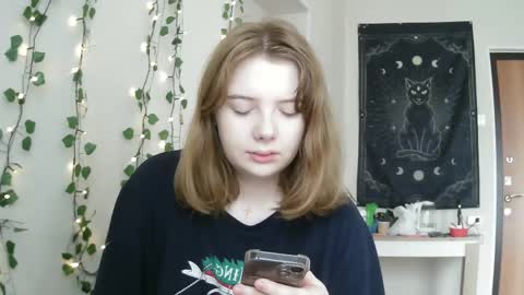 Snapshot of lollylol11 chatting on March 7, 2025, 10:02 am Lilly online show from March 7, 2025, 10:02 am