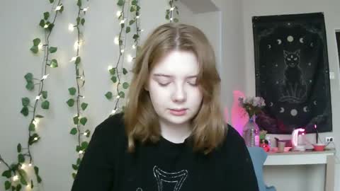 Snapshot of lollylol11 chatting on March 10, 2025, 1:54 pm Lilly online show from March 10, 2025, 1:54 pm