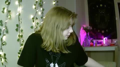 Snapshot of lollylol11 chatting on March 10, 2025, 4:57 pm Lilly online show from March 10, 2025, 4:57 pm