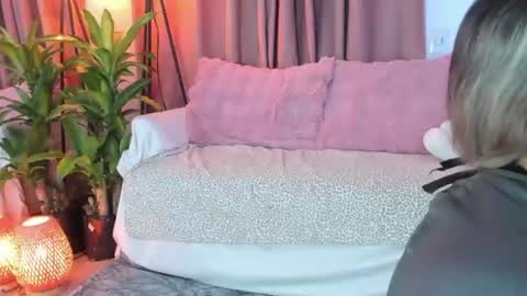 Snapshot of lollypetitte_ chatting on June 18, 2026, 4:46 am Lolly online show from June 18, 2026, 4:46 am