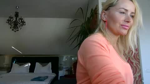 Roxy online show from November 13, 2025, 1:32 pm