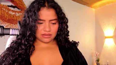 loly_marce online show from February 24, 2025, 8:25 pm