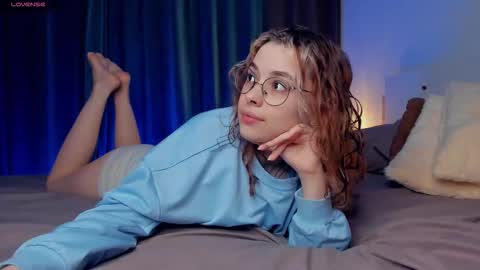 Lona online show from November 28, 2025, 6:54 pm