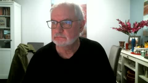 Snapshot of loop102 chatting on December 3, 2024, 6:28 pm loop102 online show from December 3, 2024, 6:28 pm