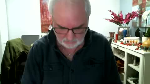 Snapshot of loop102 chatting on December 30, 2024, 2:20 am loop102 online show from December 30, 2024, 2:20 am