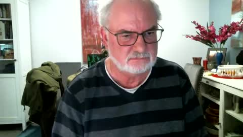 Snapshot of loop102 chatting on January 22, 2025, 3:52 am loop102 online show from January 22, 2025, 3:52 am