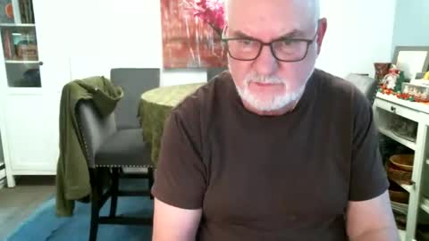 Snapshot of loop102 chatting on November 28, 2025, 10:45 pm loop102 online show from November 28, 2025, 10:45 pm